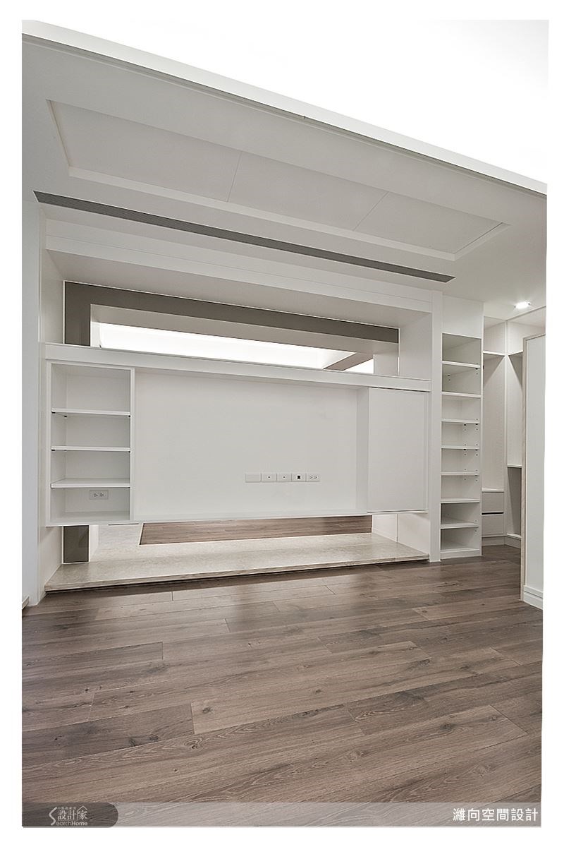 上下懸空式的電視背牆,利用玻璃創造空間延伸感,兩旁收納櫃可擺放收藏小物,使壁面畫面更活潑。 上下懸空式的電視背牆,利用玻璃創造空間延伸感,兩旁收納櫃可擺放收藏小物,使壁面畫面更活潑。