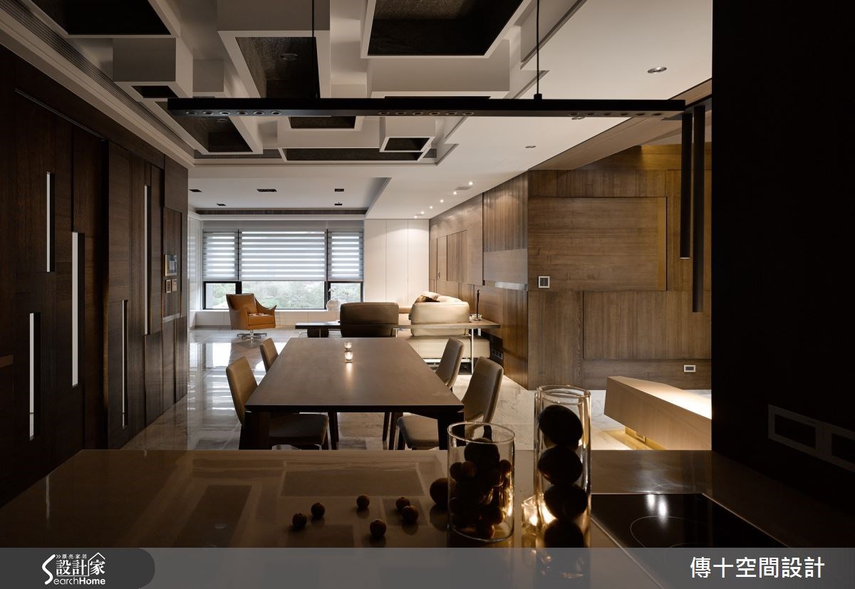 而輕食區、餐廳、客廳甚至延伸至屋外景致，串聯成屋中另一道景觀軸線，讓餐廳成為凝聚家人情感中心。