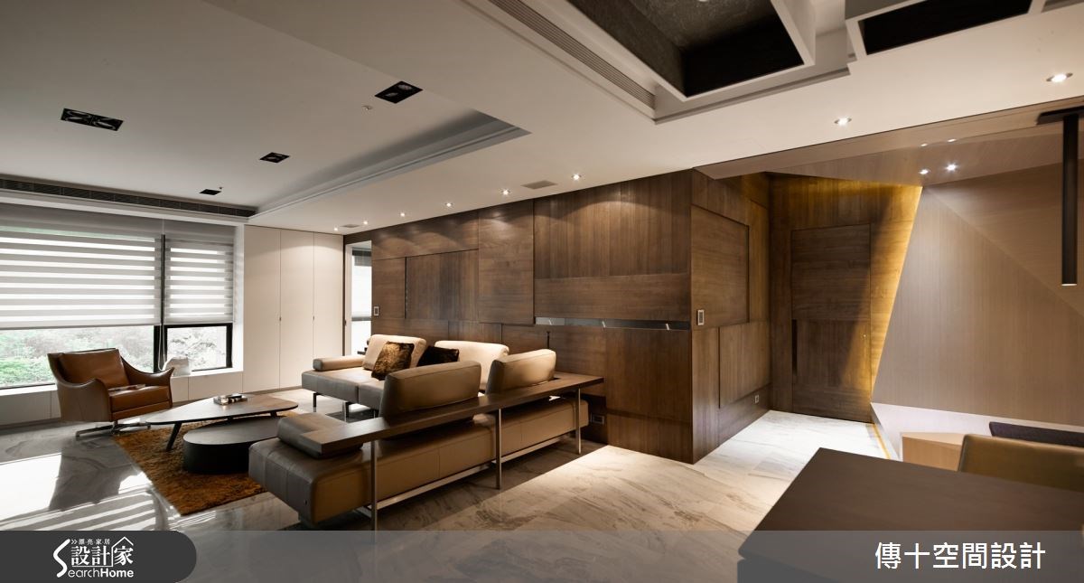 客廳空間安排於大面景觀旁，利用大面開窗引景入室，讓親友得以在這裡共享窗景。