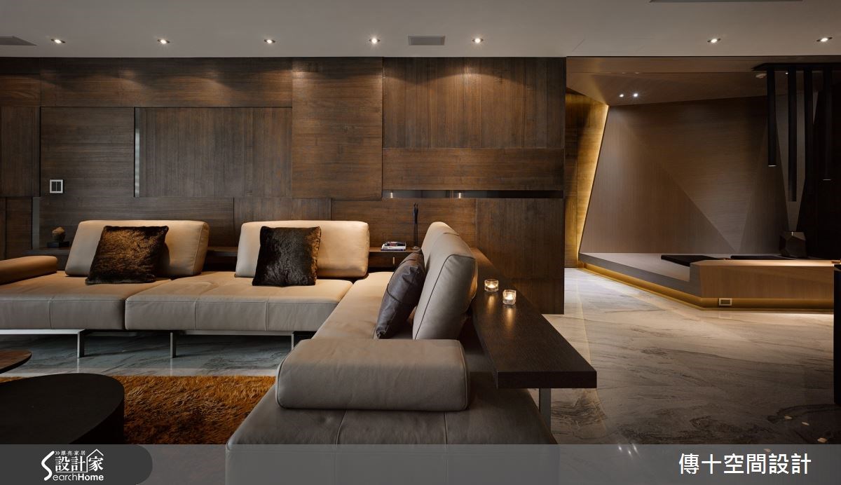 運用大理石地板統合公共空間，並在牆面鋪陳棕色木皮，切分出塊狀立體感，同時點綴一點鍍鈦板金屬材質，營造時尚兼具大器的氣場。