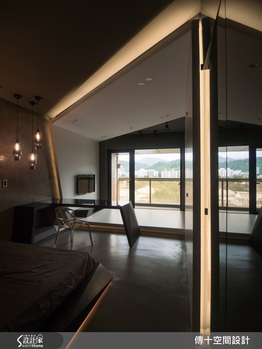 大兒子房在櫃面加入灰玻材質，緩解了格局寬度不足的劣勢，不僅放大空間感，更增加了品味風格；同時，與臥房另一端靠窗的採光景色最佳處，刻意架高地板，形成一處觀景休憩區，讓人可這裡看電視或賞景，坐享質感生活！