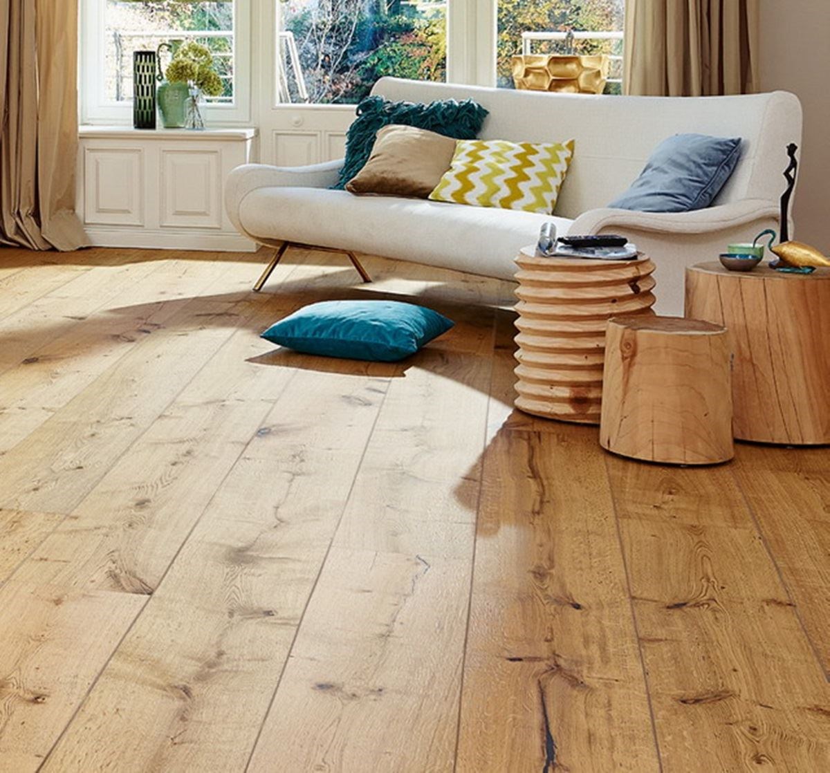 實木地板的溫潤觸感與自然紋理，永遠能滿足人們對「家