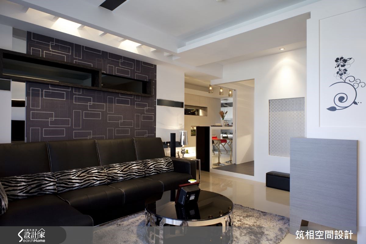 來到新北市林口區的 30 坪現代風宅邸,設計師運用深紫