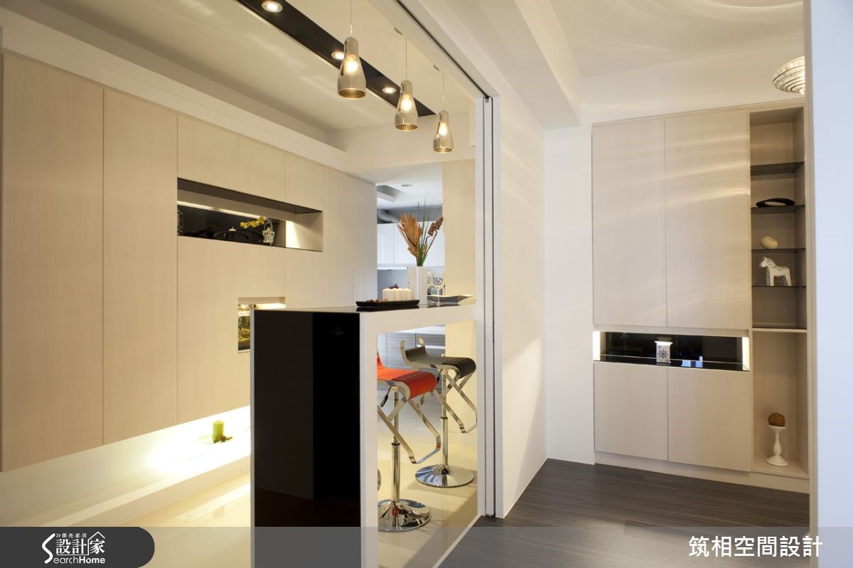 來到新北市林口區的 30 坪現代風宅邸,設計師運用深紫