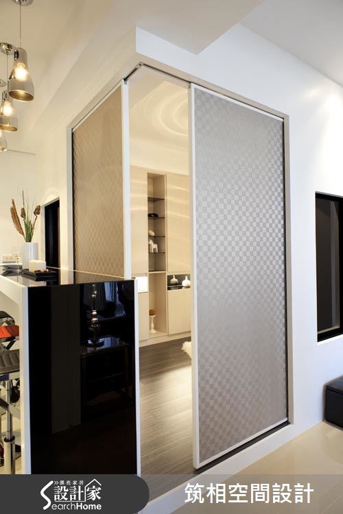 來到新北市林口區的 30 坪現代風宅邸,設計師運用深紫