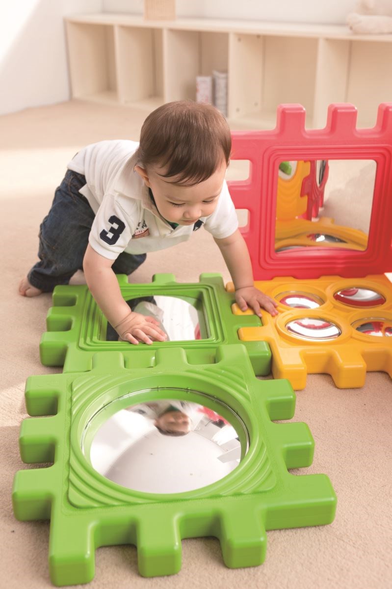 【鏡子探索積木】不同鏡面設計滿足孩子愛照鏡子、好奇探索、觀察的需求，同時提供孩子對鏡像物理概念的經驗。圖片提供_童心園