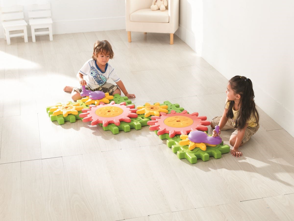 【齒輪探索積木】利於孩子觀察、了解鋸齒相互卡合、連動關係與齒輪轉動方向比例大小影響轉動圈數等原理。圖片提供_童心園