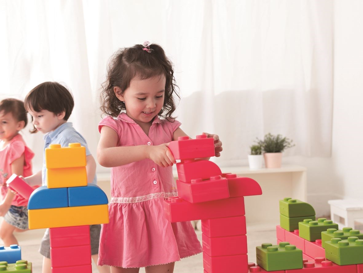 【巧巧大積木】輕巧高級軟塑料積木，讓孩童輕鬆拼搭，增進寶貝們的大小肌肉發展，同時較無傳統硬式積木的危險。圖片提供_童心園