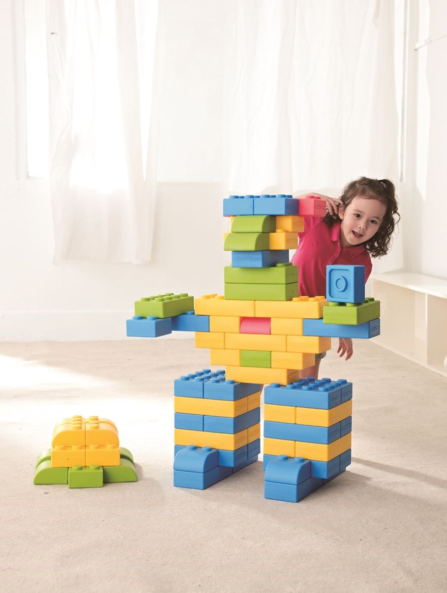 【巧巧大積木】增進同儕互動及合作分享的觀念，發揮想像力，立體造型隨心所欲。圖片提供_童心園