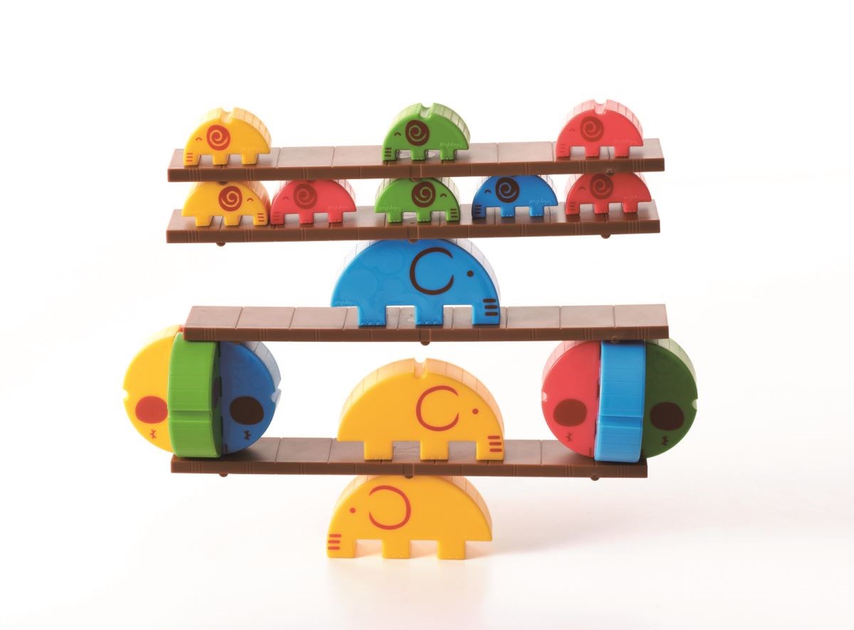 【小象馬戲團】三種尺寸小象設計，重量符合 1:2:4 的比例原則，除提供幼兒大小序列的邏輯概念外，也可作為簡易的砝碼使用。圖片提供_童心園