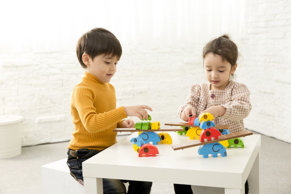 【小象馬戲團】藉由推疊遊戲培養手部穩定度，為寫前練習做準備。同時培養專注力、挫折忍受度與耐心學習的態度。圖片提供_童心園