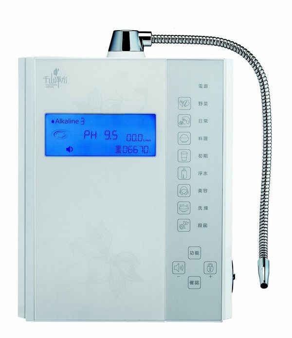 電解離子整水器:第二道高效能除鉛抗菌纖維濾芯,主要是再去除老舊水管的鉛物質及重金屬,加強抗菌確保電解水質安全,同時奈米白金電解板能產生最豐富的氫氧離子,生成鹼性水、酸性水、中性水等,滿足任何需求。圖片提供_千山淨水 電解離子整水器:第二道高效能除鉛抗菌纖維濾芯,主要是再去除老舊水管的鉛物質及重金屬,加強抗菌確保電解水質安全,同時奈米白金電解板能產生最豐富的氫氧離子,生成鹼性水、酸性水、中性水等,滿足任何需求。圖片提供_千山淨水