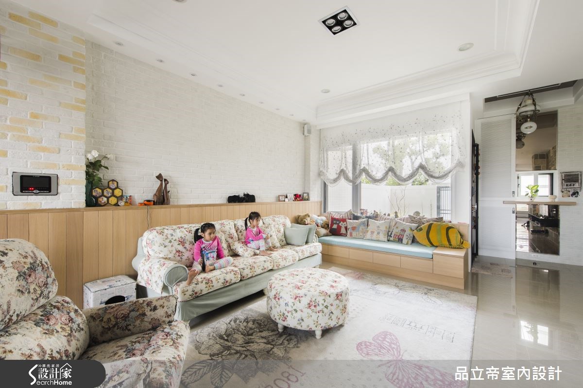 高雄市路竹區,夫妻兩人與一對可愛的雙胞胎女兒居住在