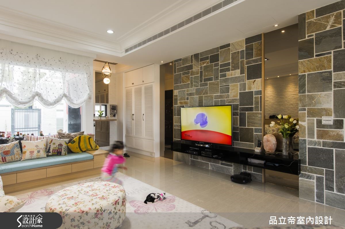 高雄市路竹區,夫妻兩人與一對可愛的雙胞胎女兒居住在