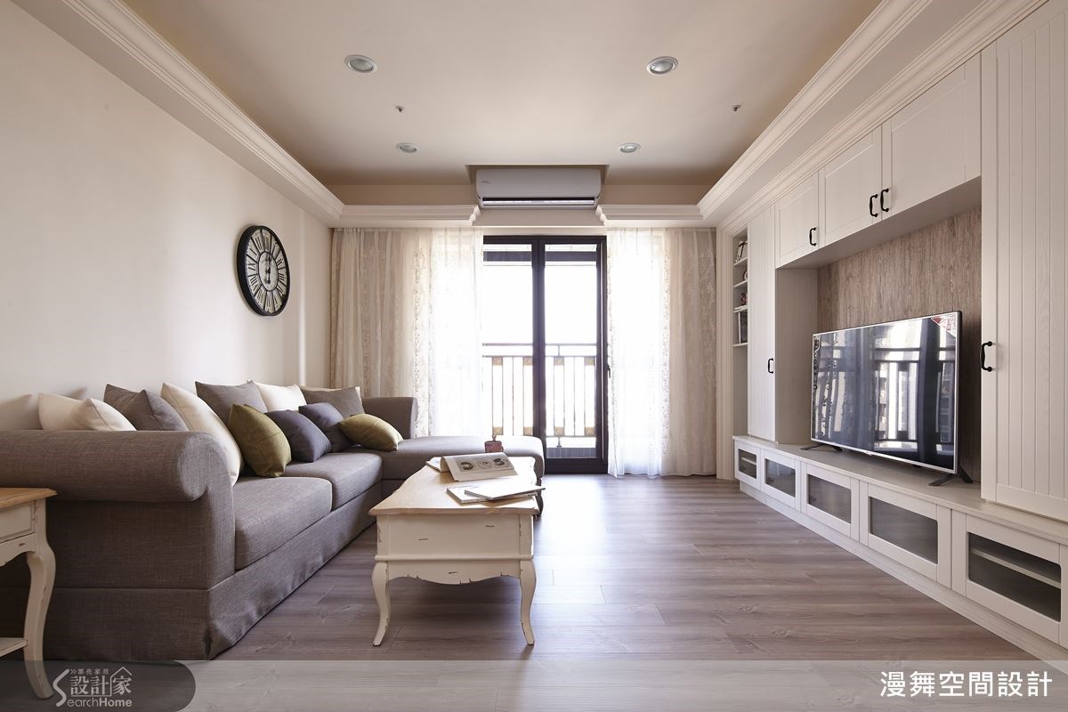 在一片明亮而純白的空間裡，搭配有退漆效果的復古桌几，讓這個現代鄉村風的空間別有一番風味。