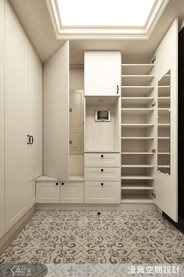 玄關處的 L 型的鞋櫃，可於轉角處坐著穿鞋，連門片背後也藏有變電箱。地板使用仿古復古磚，替空間增添了復古的元素。