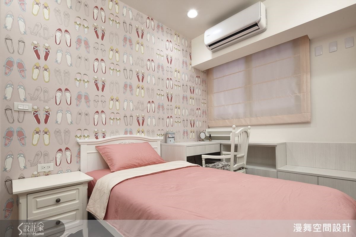 大女兒的房間佈置鮮豔的壁紙，用色彩激發孩子天馬行空的創意。