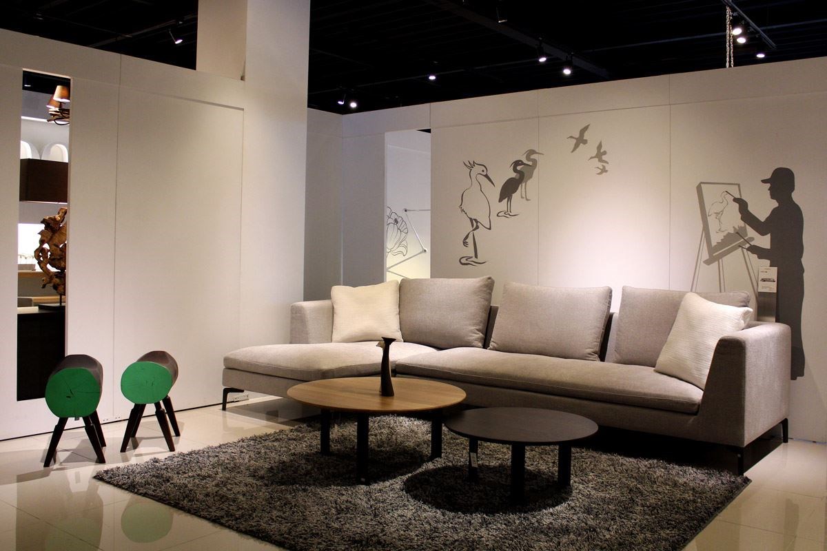 PHOENIX 輕時尚沙發裡最適合幸福小家庭的 L 型 DARREN 沙發，以現代簡約意象架構出深度居家品味。沙發躺椅充滿舒適慵懶的氛圍，加上柔軟與豐富的靠枕，讓身體無論坐臥都能全然放鬆。