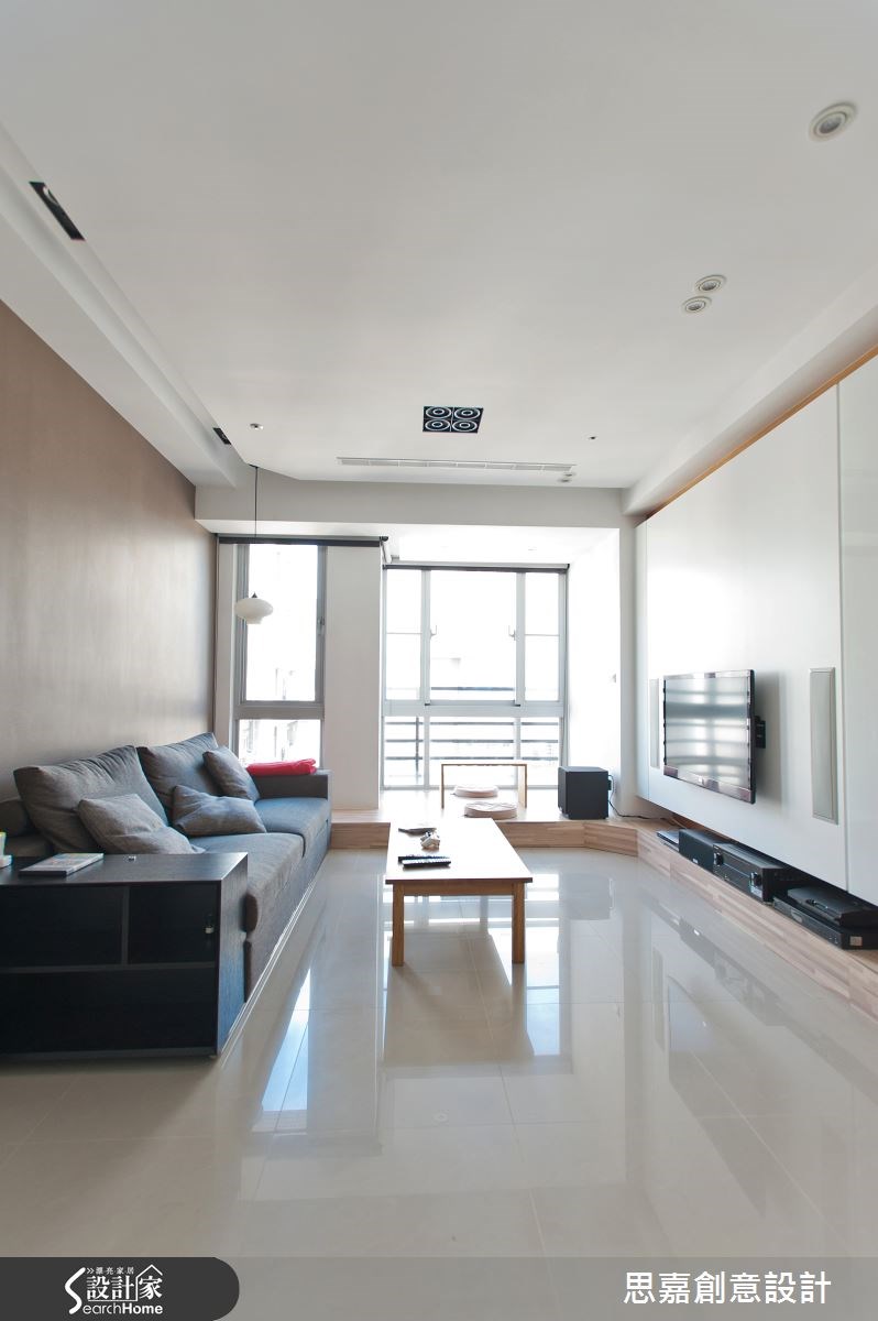 明亮的採光從大面窗景引入,赤腳踩在自己的家中,大口