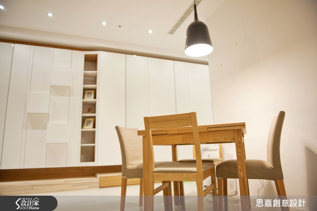 明亮的採光從大面窗景引入,赤腳踩在自己的家中,大口