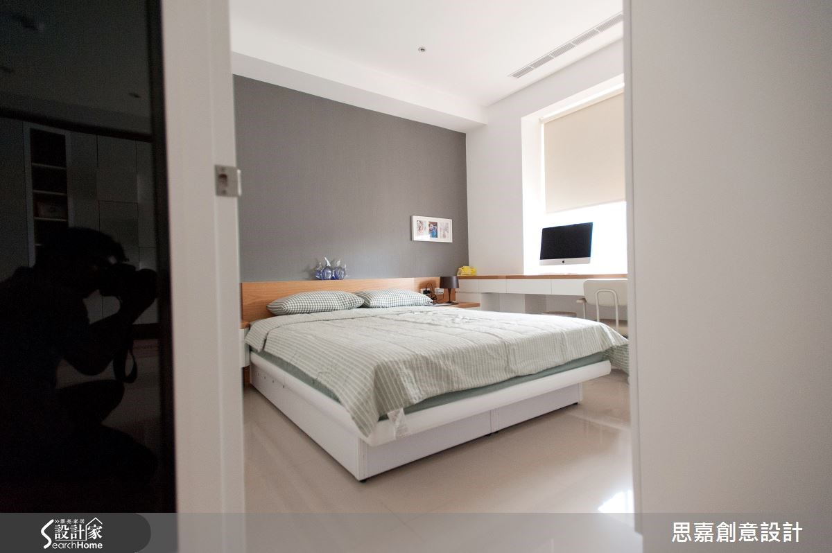 明亮的採光從大面窗景引入,赤腳踩在自己的家中,大口