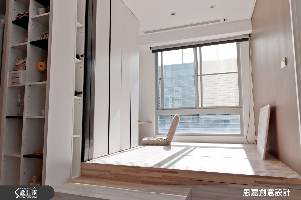 明亮的採光從大面窗景引入,赤腳踩在自己的家中,大口