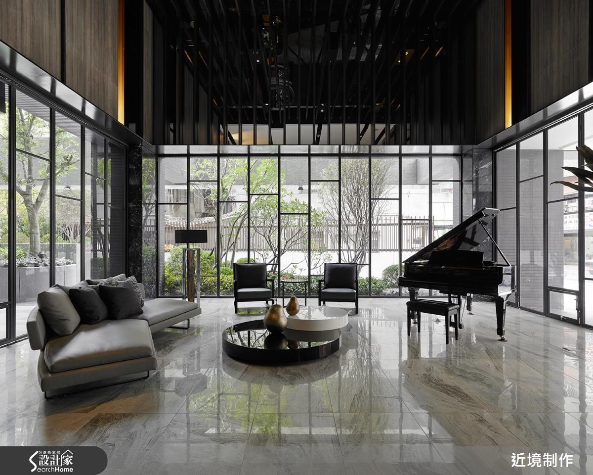 在新北市的社區大樓公共空間內,設計師以現代奢華風為