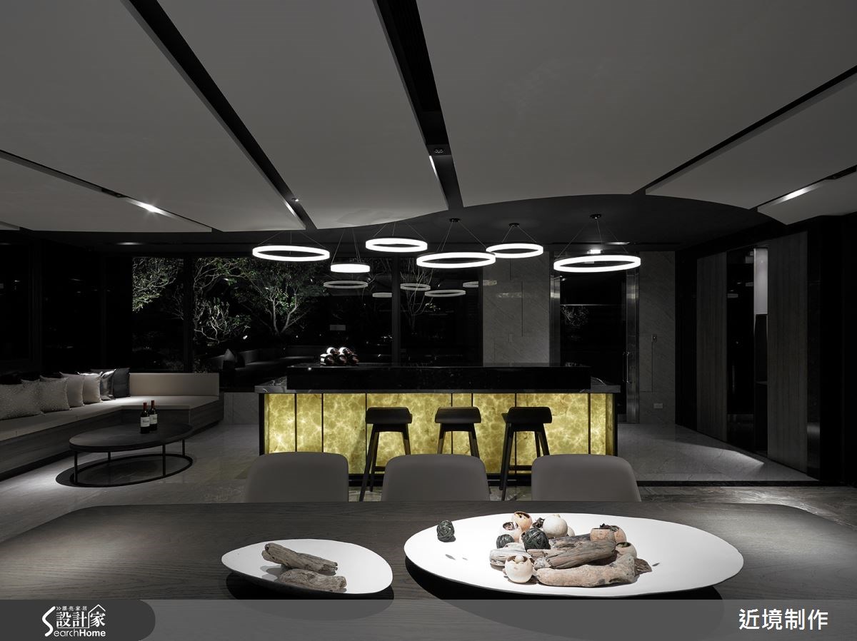 在新北市的社區大樓公共空間內,設計師以現代奢華風為