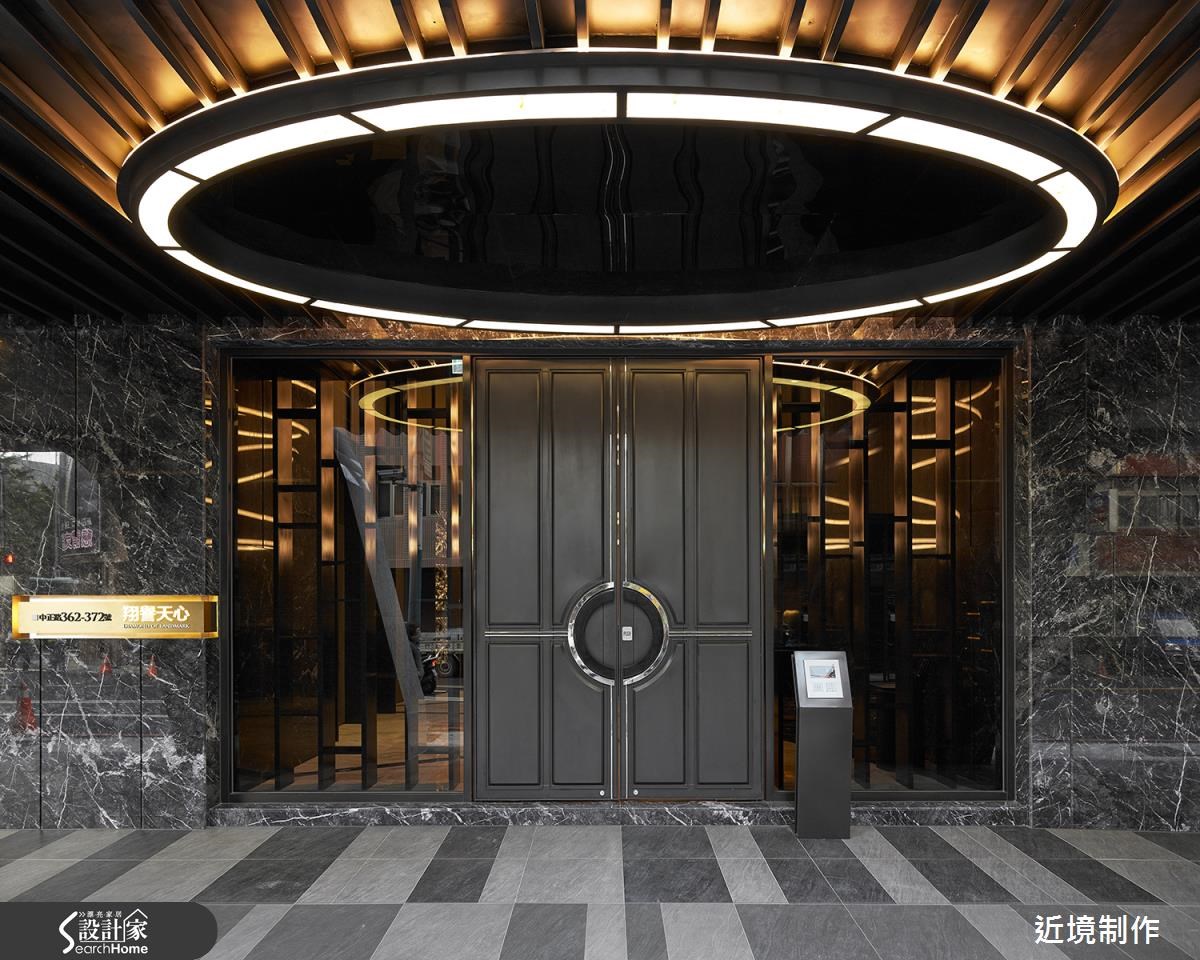 在新北市的社區大樓公共空間內,設計師以現代奢華風為