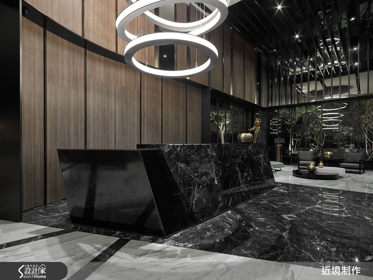 在新北市的社區大樓公共空間內,設計師以現代奢華風為