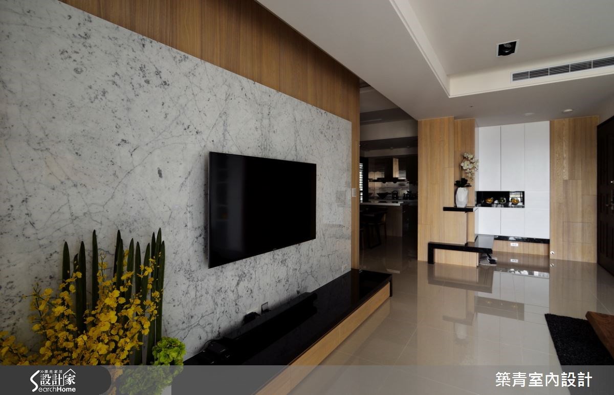 來到台中市的 45 坪 4 房 2 廳居宅，設計師在白色基調