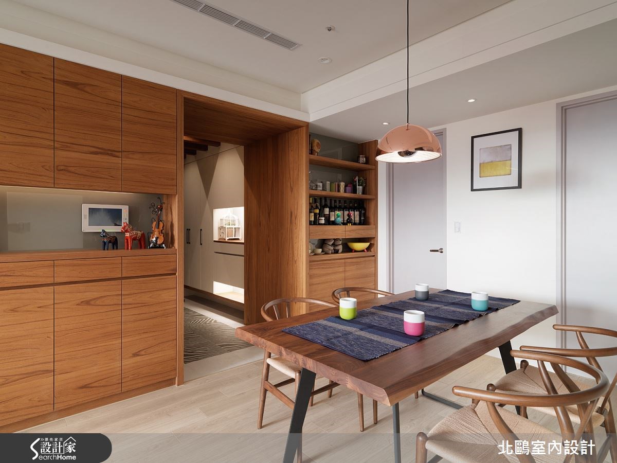 冷風颼颼,來點溫暖原木味吧!在淡水的 25 坪空間內,