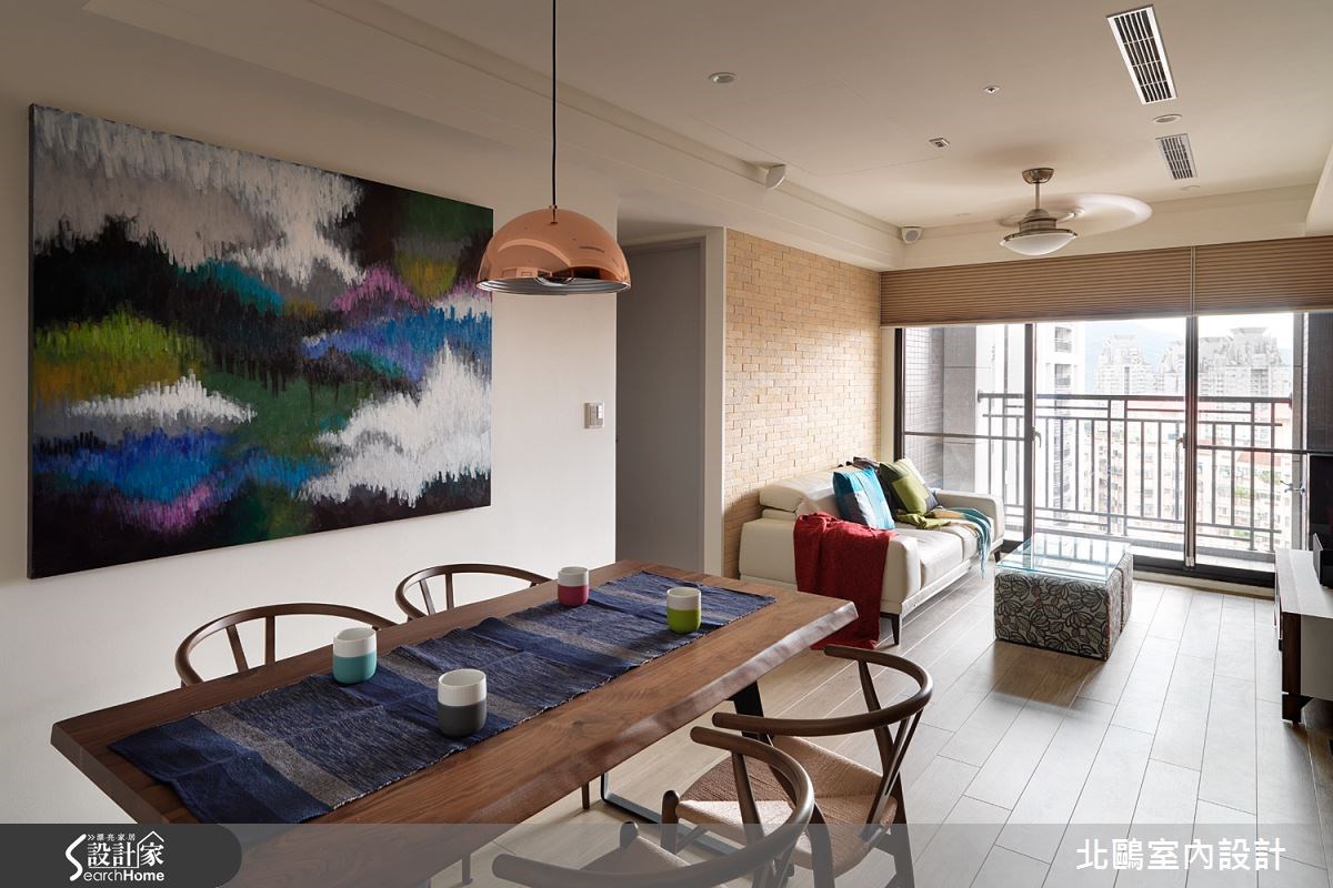 冷風颼颼,來點溫暖原木味吧!在淡水的 25 坪空間內,