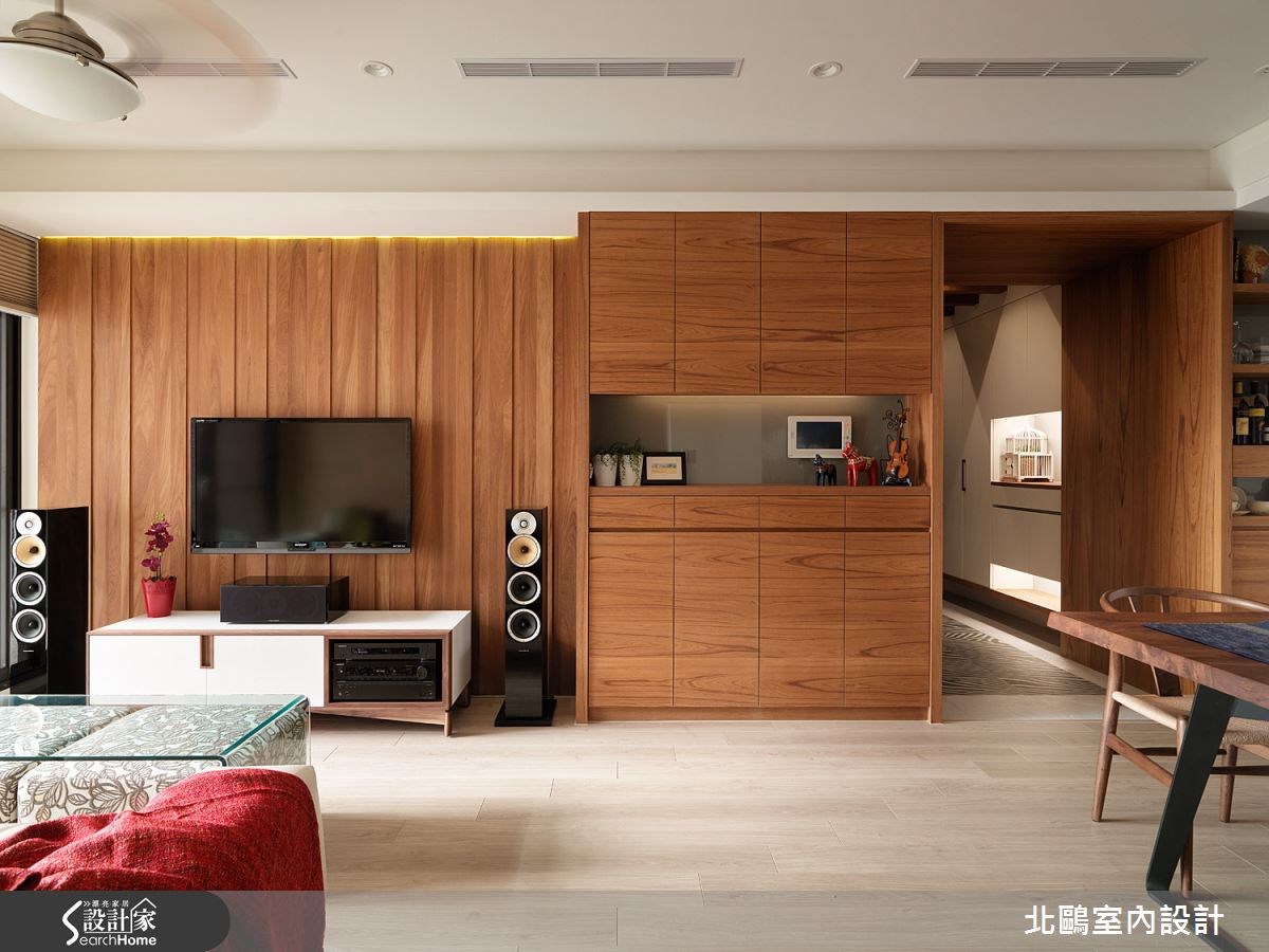 冷風颼颼,來點溫暖原木味吧!在淡水的 25 坪空間內,