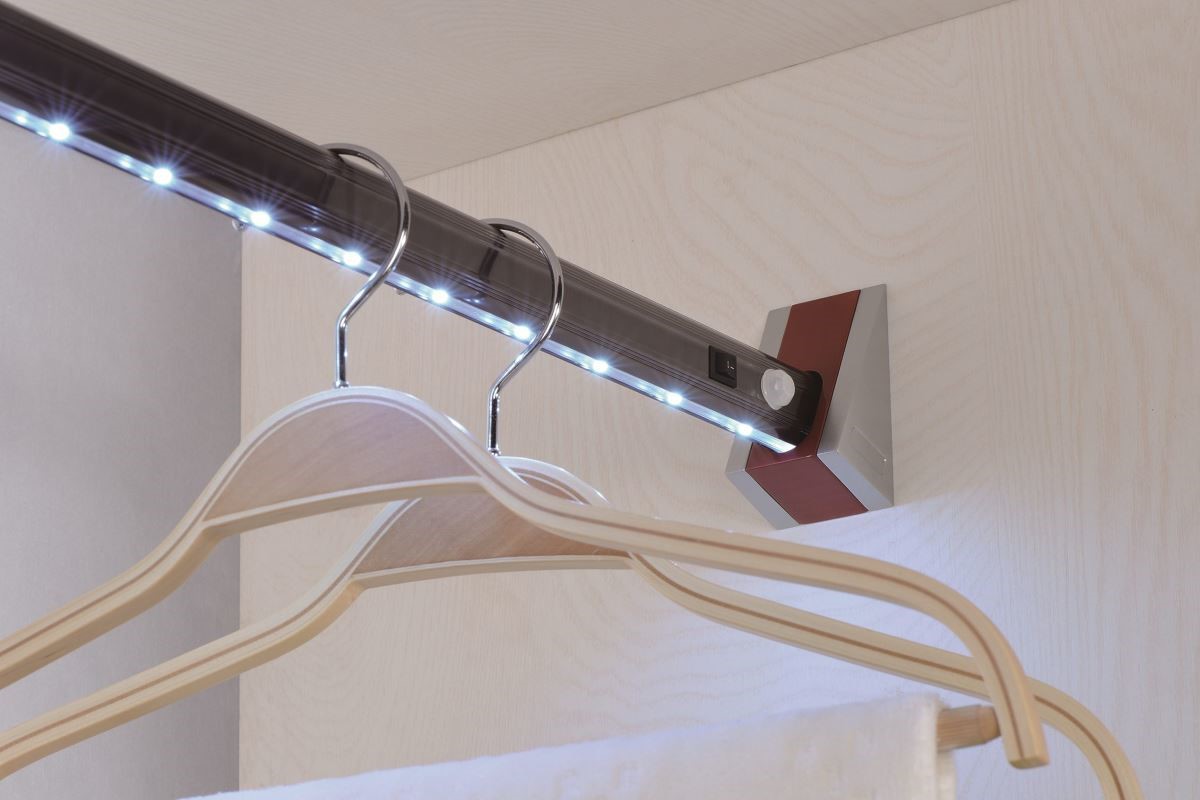 此款掛衣桿具有紅外線感應節能 LED 燈功能,可自動開關燈光,使用玄關櫃時不用再摸黑找燈,是懸掛外出大衣外套的最佳選擇!內置電池盒的貼心設計,讓櫥櫃免去挖孔埋線後留下的痕跡,也不必煩惱日後維修的問題。鋁材鍍亮鎳色的衣桿堅固又防鏽,長度更可依體櫃寬度裁切調整。 此款掛衣桿具有紅外線感應節能 LED 燈功能,可自動開關燈光,使用玄關櫃時不用再摸黑找燈,是懸掛外出大衣外套的最佳選擇!內置電池盒的貼心設計,讓櫥櫃免去挖孔埋線後留下的痕跡,也不必煩惱日後維修的問題。鋁材鍍亮鎳色的衣桿堅固又防鏽,長度更可依體櫃寬度裁切調整。