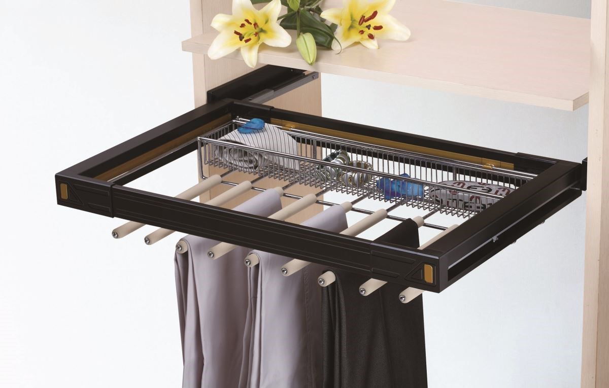 金屬褲架採取全拉出結構設計,使用時更加省力。貼心搭配迷你籃,可收納心愛小物,大大提升實用機能。表面採用電鍍處理,褲架吊管則以發泡橡膠細緻包裹,讓寶貝衣物長期懸掛也不會產生掛印且不易滑落,講究衣物保養的您,絕對不能錯過此款配件! 金屬褲架採取全拉出結構設計,使用時更加省力。貼心搭配迷你籃,可收納心愛小物,大大提升實用機能。表面採用電鍍處理,褲架吊管則以發泡橡膠細緻包裹,讓寶貝衣物長期懸掛也不會產生掛印且不易滑落,講究衣物保養的您,絕對不能錯過此款配件!