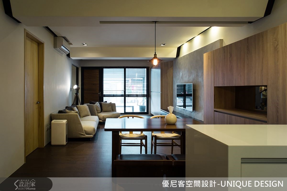 設計師以開放式設計,將客廳、餐廳和廚房整合在一直線上,寬大的空間,讓好客的屋主夫妻可以招待親友。 設計師以開放式設計,將客廳、餐廳和廚房整合在一直線上,寬大的空間,讓好客的屋主夫妻可以招待親友。