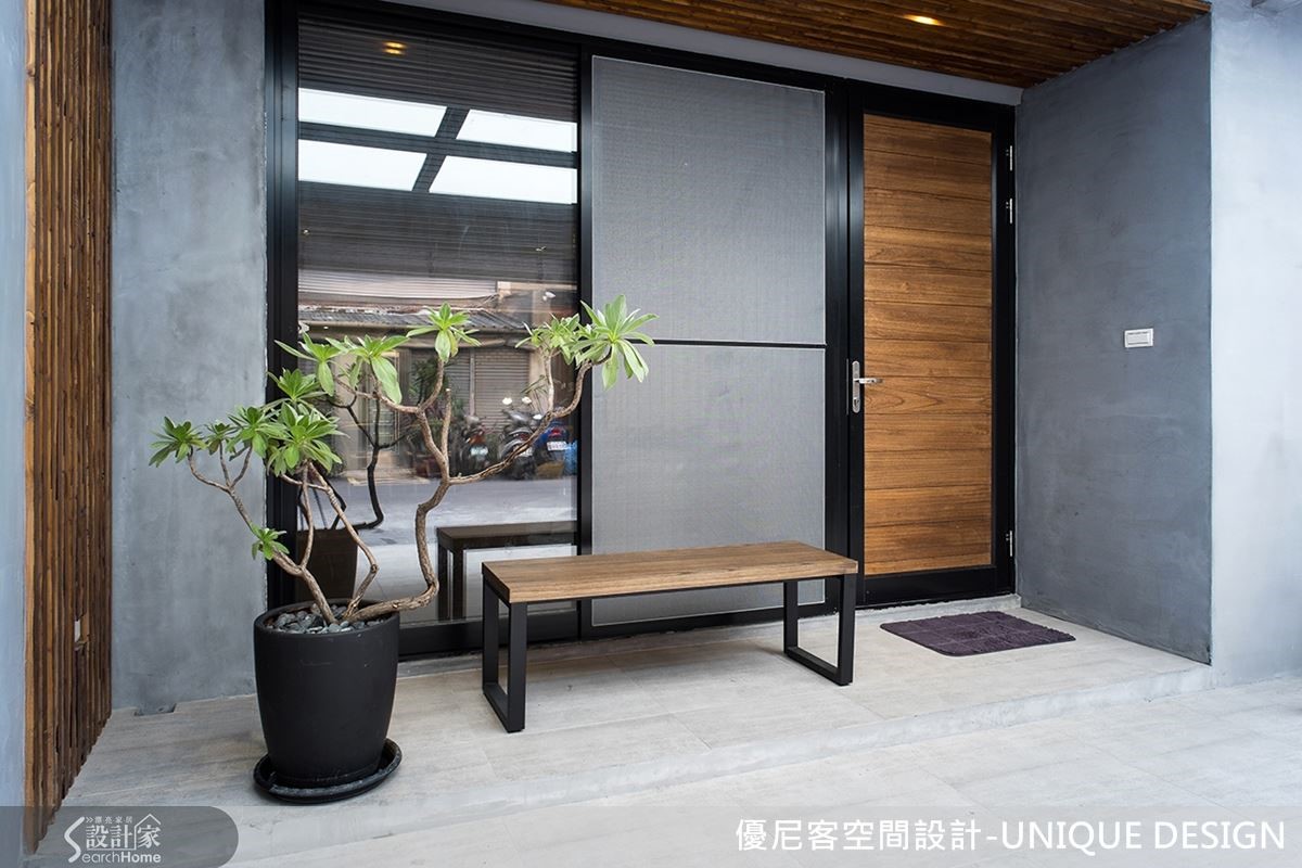 還原前陽台,並以水泥粉光和黑色木架設計帶出屋主愛好的 Loft ,不但讓屋主的愛車有了最佳的停放位置,也給屋主一個心靈沉靜的角落。 還原前陽台,並以水泥粉光和黑色木架設計帶出屋主愛好的 Loft ,不但讓屋主的愛車有了最佳的停放位置,也給屋主一個心靈沉靜的角落。