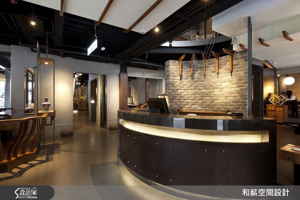 位於高雄市區的一間 250 坪頂級火鍋的 2 層樓餐飲商業