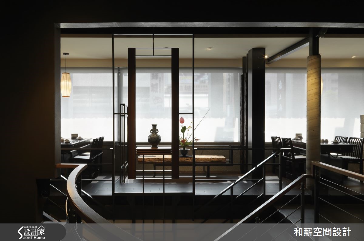 位於高雄市區的一間 250 坪頂級火鍋的 2 層樓餐飲商業