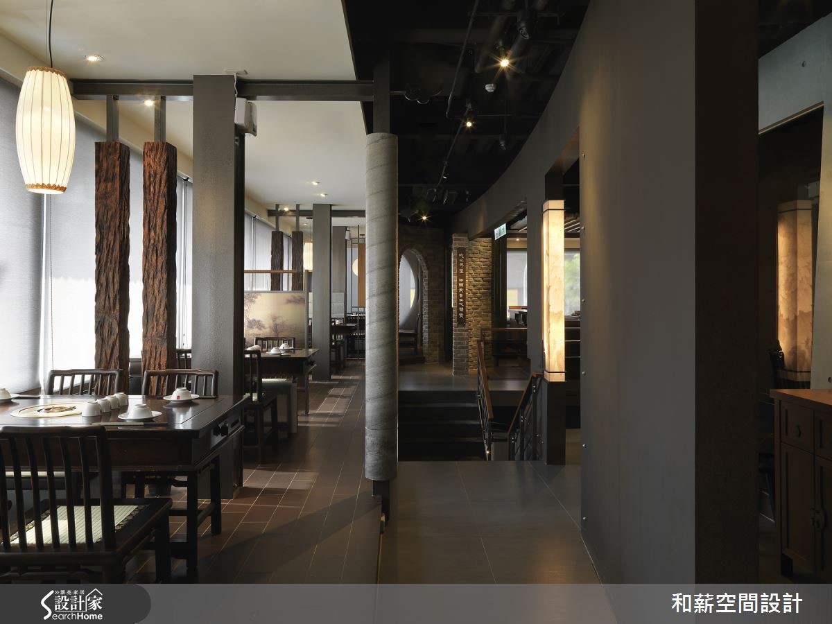 位於高雄市區的一間 250 坪頂級火鍋的 2 層樓餐飲商業