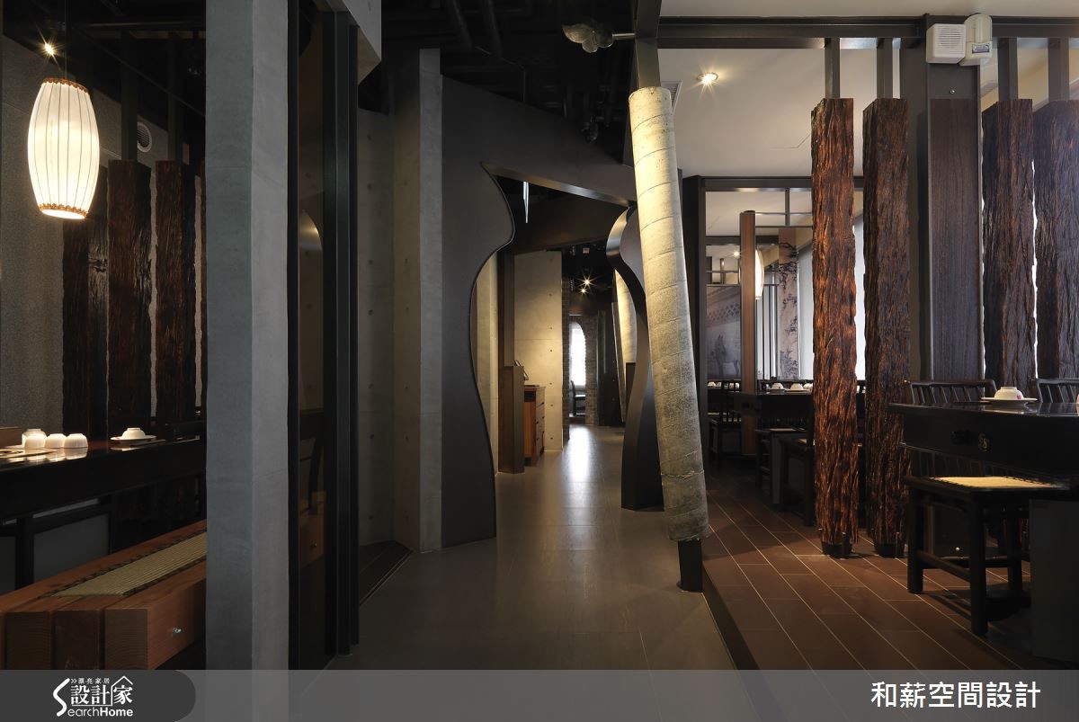 位於高雄市區的一間 250 坪頂級火鍋的 2 層樓餐飲商業