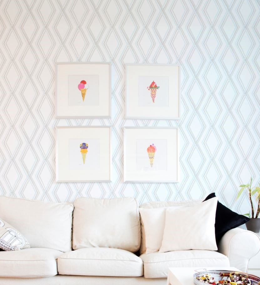 選擇家中其中一面主牆做為貼附壁紙的牆面，可以避免將壁紙貼滿室過於花俏的問題，同時抽取壁紙中的其中一個顏色做為選家具的主軸，便能完美搭配夢想居家空間。圖片提供_榭琳傢飾設計公司