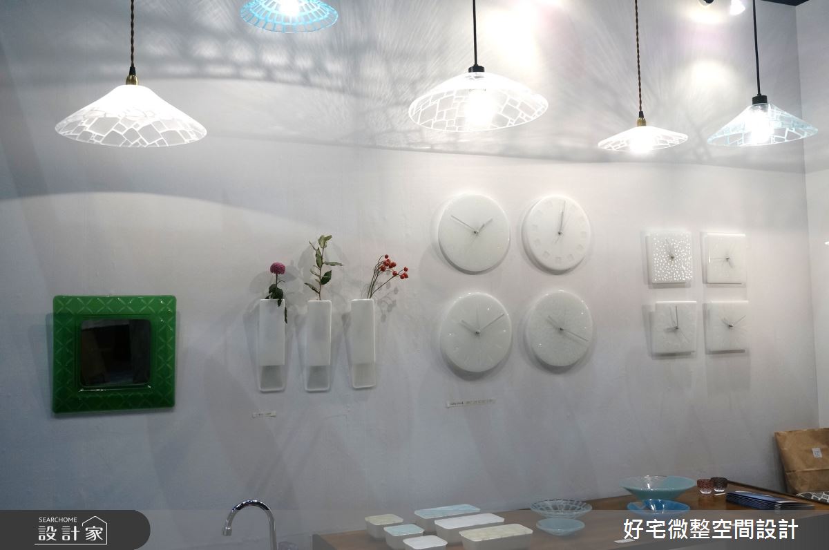 藉由多元的材質應用，搭配簡單的設計概念，燈飾就能很有特色。