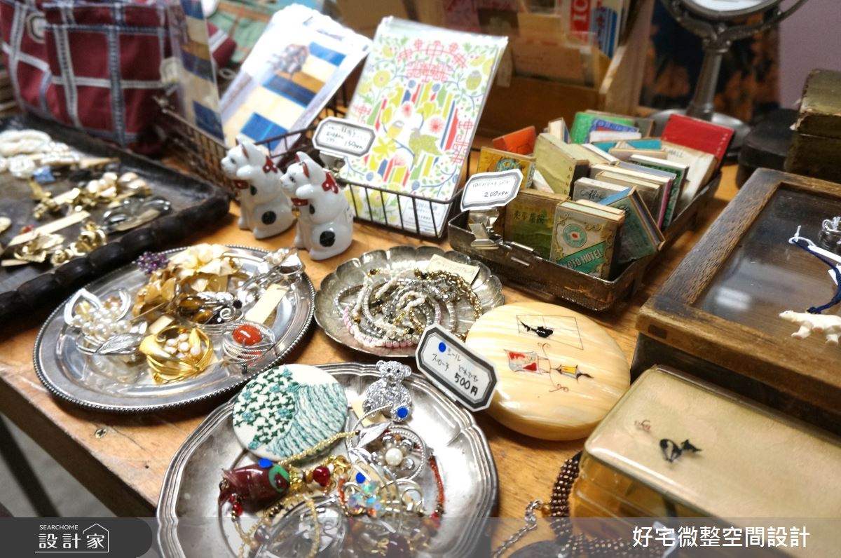 舊物在處理過後是不是別有一番風味呢？木頭盒子中擺放各式小雜物，替空間增添復古的元素。