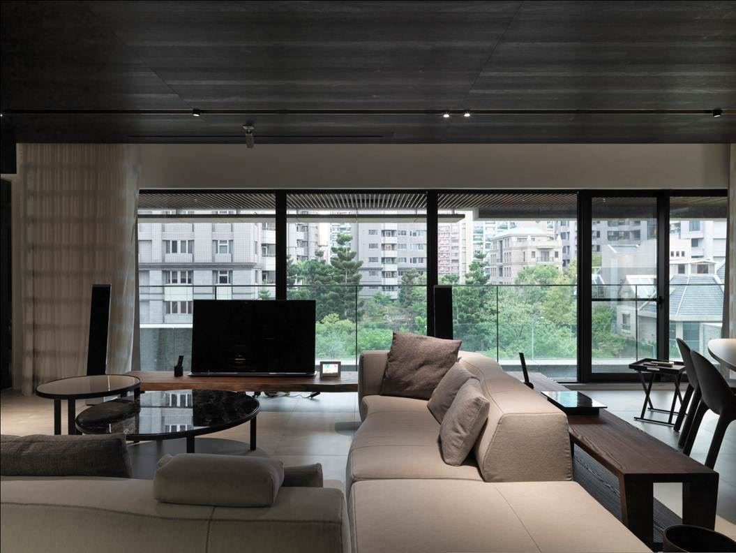 都市的集合住宅，難得能擁有一整面的綠意，這樣得天獨