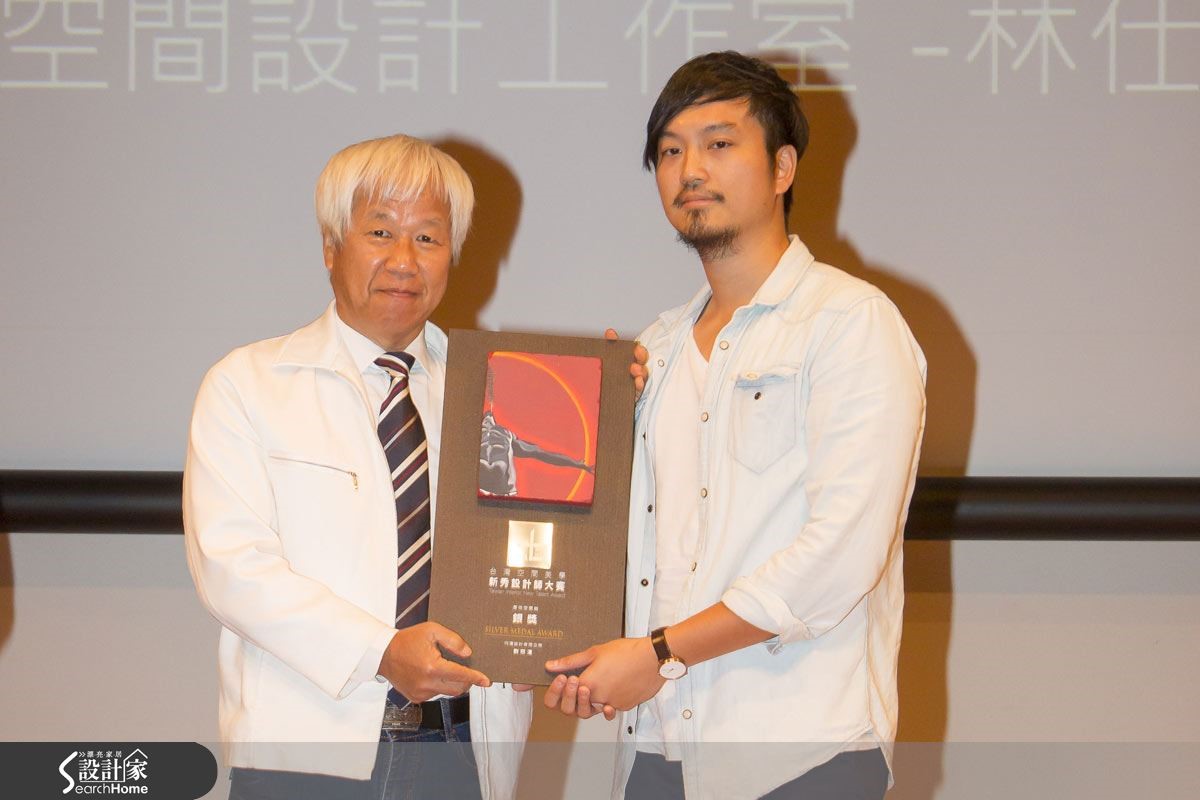 擅長操作造型、重視量體的空間關係，以具邏輯性的思考