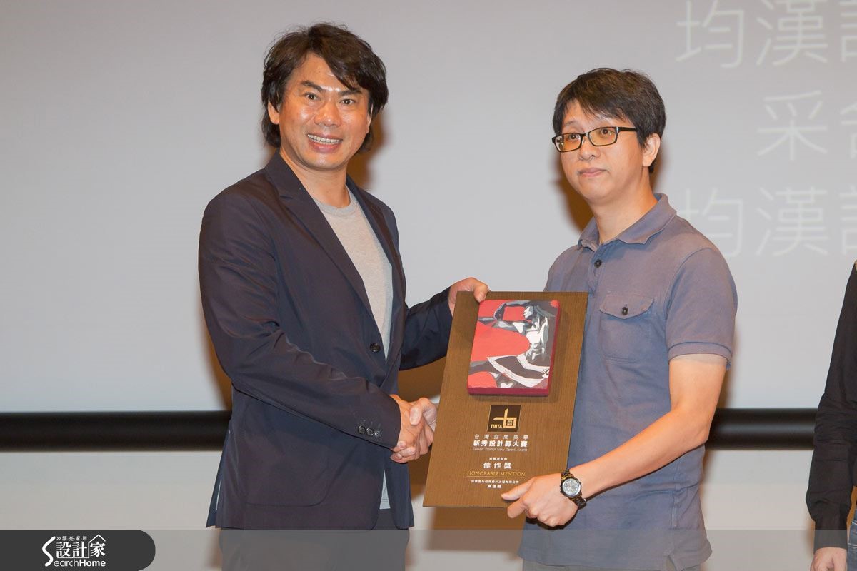 這是一間位於台中秋紅谷景觀公園的餐廳，秋紅谷本身為