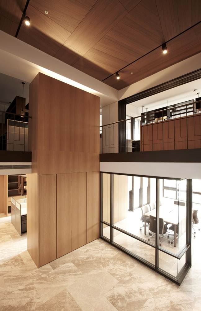 這是位於高樓層的土地開發公司，擁有絕佳的地理優勢與