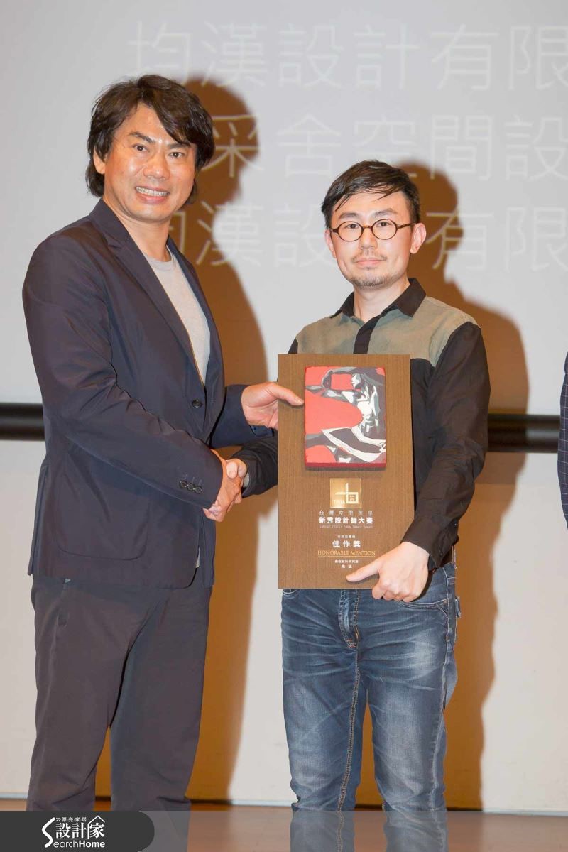 這是位於高樓層的土地開發公司，擁有絕佳的地理優勢與